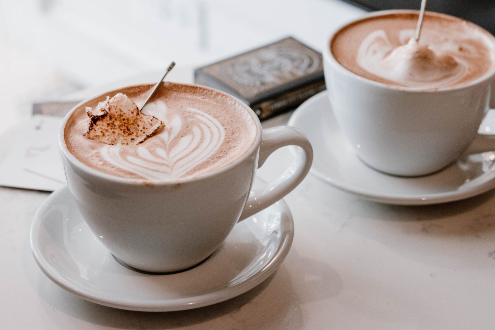 カフェのテーブルに置かれた2杯のカフェラテ